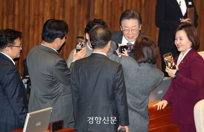 이재명 더불어민주당 대표가 22일 국회 본회의장에서 같은 당 의원들의 사진촬영 요청에 응하고 있다. 박민규 선임기자