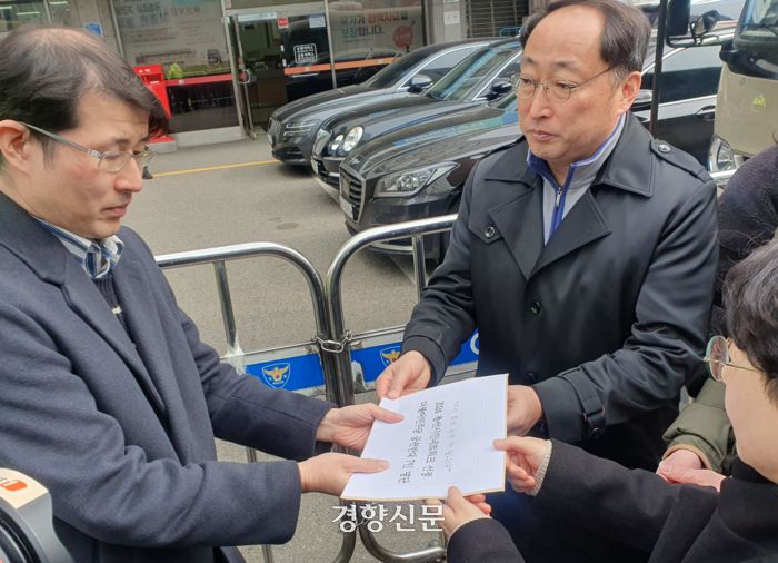 2024 총선네트워크가 27일 서울 여의도 민주당 당사 앞에서 민주당 당직자에게 공천반대 7인 명단을 전달하고 있다. 이예슬 기자