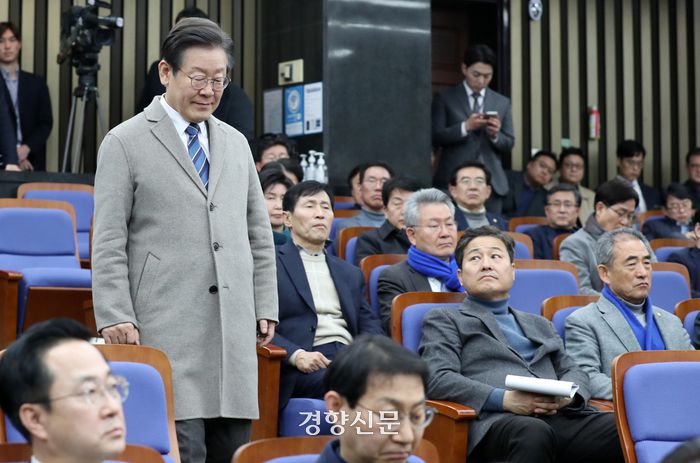 이재명 더불어민주당 대표가 27일 국회에서 열린 의원총회에 무거운 표정으로 입장하고 있다. 박민규 선임기자