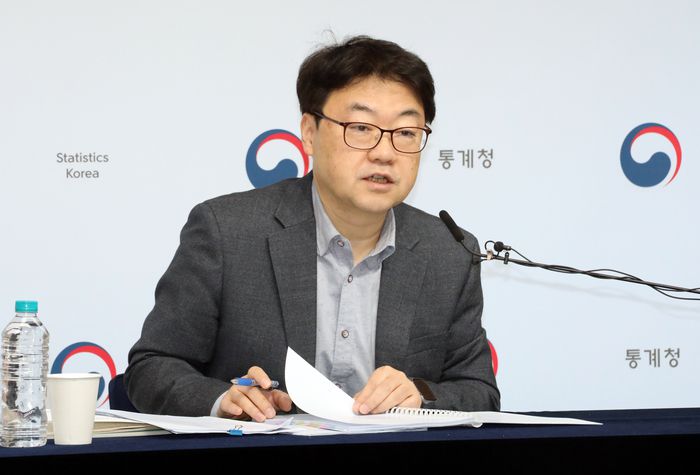 통계청 이진석 가계수지동향과장이 29일 오전 정부세종청사에서 2023년 4분기 가계동향조사 결과와 연간 지출 결과를 설명하고 있다. 연합뉴스