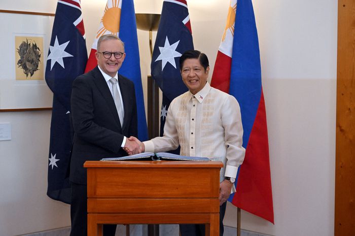 앤서니 앨버니즈 호주 총리(왼쪽)과 페르디난드 마르코스 주니어 필리핀 대통령이 29일(현지시간) 호주 캔버라 국회의사당에서 악수하고 있다. 로이터연합뉴스