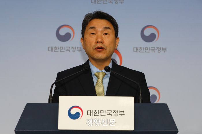 이주호 사회부총리 겸 교육부장관이 지난 28일 정부서울청사에서 교육발전특구 1차 시범지역 지정결과에 대한 브리핑을 하고 있다.  이준헌 기자