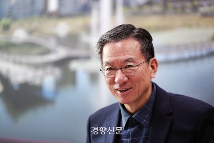 정성호 더불어민주당 의원이 2월 27일 국회 의원회관에서 주간경향과 인터뷰하고 있다.  박민규 선임기자