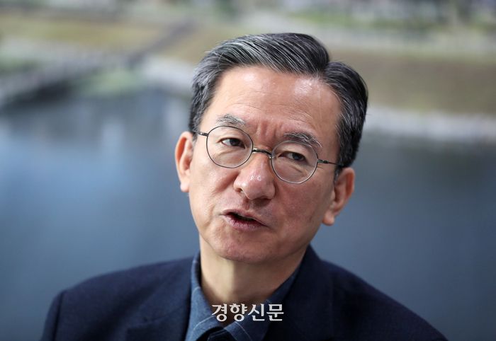 정성호 더불어민주당 의원이 2월 27일 국회 의원회관에서 주간경향과 인터뷰하고 있다.  박민규 선임기자