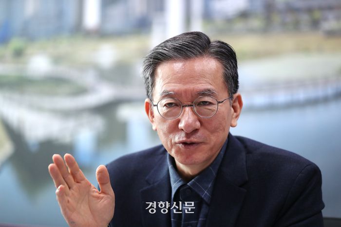 정성호 더불어민주당 의원이 2월 27일 국회 의원회관에서 주간경향과 인터뷰하고 있다.  박민규 선임기자