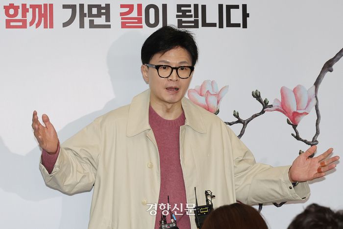한동훈 국민의힘 비상대책위원장이 3일 오후 서울 여의도 당사에 들어서며 취재진의 질문에 답하고 있다.