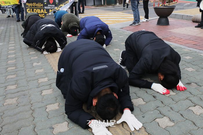 MFDMC(미얀마연방민주주의승리연합)소속 미얀마인과 미얀마돕기시민모임 회원들이 3일 군부의 시민 학살을 규탄하며 서울 성동구 옥수동 주한미얀마대사관 무관부 앞에서 서울 한남동 미얀마 대사관까지 3보1배를 하고 있다. 한수빈 기자