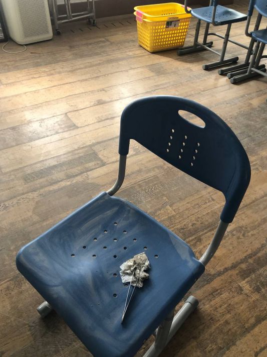 서울 한 초등학교 교실 바닥과 의자 등에서 물티슈로 채취한 먼지 시료. 환경보건시민센터 제공