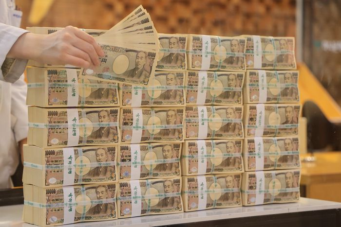 직원이 엔화를 들어 보이고 있다.연합뉴스