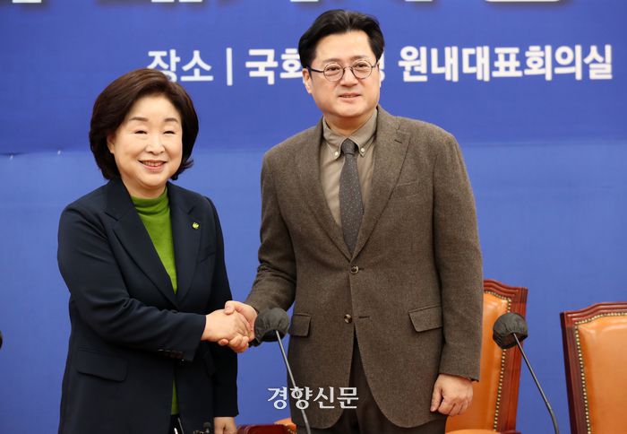 홍익표 더불어민주당 원내대표가 28일 국회에서 예방온 심상정 녹색정의당 원내대표와 악수하고 있다. 박민규 선임기자