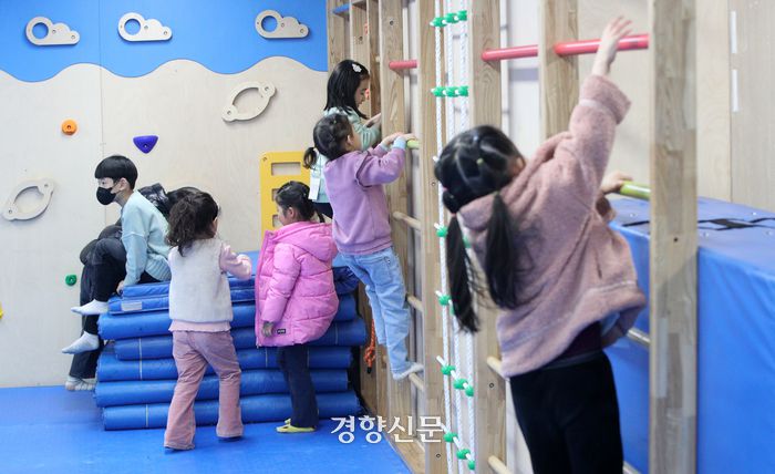 서울 아현초등학교 ‘늘봄학교’에 참여한 1학년 학생들이 지난 5일 늘봄학교 프로그램 중 ‘세상의 모든 리듬’ 활동을 하며 선생님과 즐거운 시간을 보내고 있다. 권도현 기자