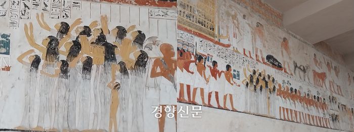 고대 이집트나 지금이나 죽음은 산자들의 슬픔을 부른다. 사진은 룩소르의 고대 유적인 ‘귀족 무덤군’ 가운데 라모세 무덤의 장례도 벽화 중 통곡을 하는 여인들 세부 모습(왼쪽)과 장례도 일부. 도재기 선임기자