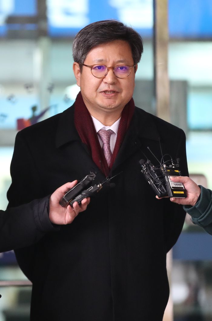 노조활동에 부당하게 개입한 혐의로 재판에 넘겨진 김장겸 전 MBC 사장이 지난 2019년 2월 19일 오후 서울 마포구 서울서부지법에서 열린 1심 선고공판에서 징역 8개월에 집행유예 2년을 선고받은 뒤 취재진의 질문에 답하고 있다. 연합뉴스