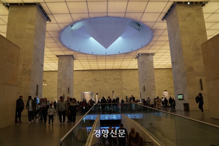 카이로의 국립이집트문명박물관에는 람세스 2세, 하트셉수트 등 주요 파라오들의 미라를 모아 보존·전시하는 특별 전시실이 있다. 내부 사진 촬영이 금지된 미라 특별실은 박물관 전시실 지하에 마련돼 별도의 출입구(사진 가운데)를 통해 들어갈 수 있다.  도재기 선임기자