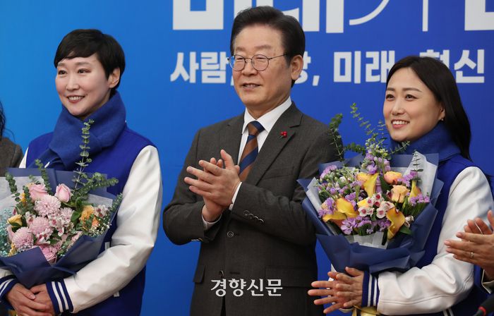 이재명 더불어민주당 대표가 지난 1월29일 국회에서 열린 11·12차 인재영입식에서 이지은 전 총경(왼쪽), 백승아 전 교사와 함께 기념촬영을 하고 있다. 박민규 선임기자