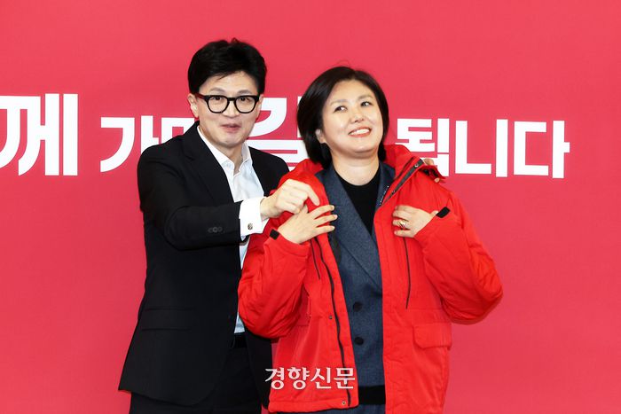 한동훈 국민의힘 비상대책위원장이 지난 1월29일 서울 영등포구 국민의힘 당사에서 열린 인재영입위원회 국민인재 영입환영식에서 진양혜 전 KBS 아나운서에게 점퍼를 전달하고 있다. 조태형 기자