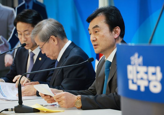 조정식 더불어민주당 공천관리위원회 부위원장(왼쪽부터), 임혁백 공관위원장, 안규백 전략공관위원장이 8일 오전 서울 여의도 더불어민주당 당사에서 열린 공관위원회 활동 브리핑에서 발언하고 있다. 연합뉴스