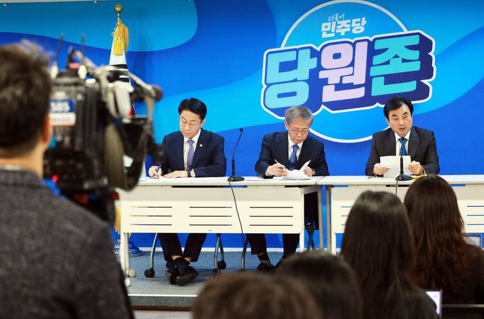 조정식 더불어민주당 공천관리위원회 부위원장(왼쪽부터), 임혁백 공관위원장, 안규백 전략공관위원장이 8일 오전 서울 여의도 더불어민주당 당사에서 열린 공관위원회 활동 브리핑에서 발언하고 있다. 연합뉴스