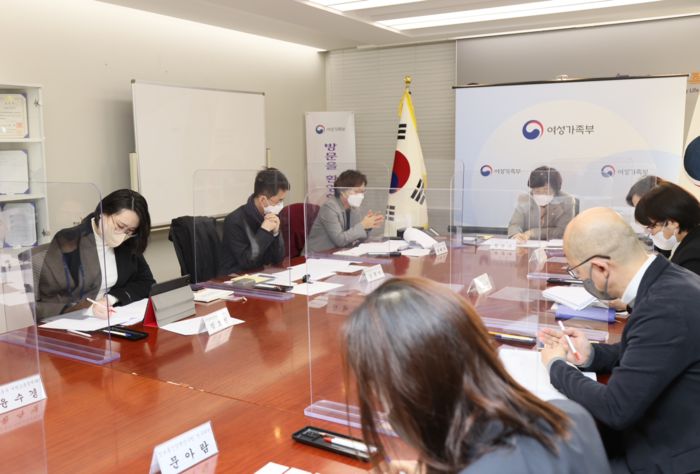 여성가족부가 2022년 2월25일 서울 종로구 정부서울청사에서 개최한 ‘플랫폼 일자리 성별격차, 해소방안 모색 간담회’에 김효진씨(맨왼쪽)가 전국여성노동조합 디지털콘텐츠창작노동자지회 부지회장 자격으로 참석했다. 김효진씨 제공