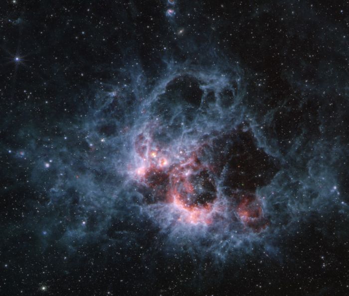 중적외선으로 찍은 NGC 604 모습. 근적외선으로 찍었을 때와는 달리 별의 밝기가 줄었으며, 성운도 파란색으로 보인다. 미국 항공우주국(NASA) 제공