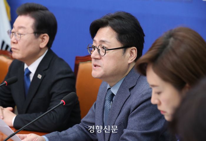 홍익표 더불어민주당 원내대표가 11일 국회에서 열린 최고위원회의에서 고민정 최고위윈을 보며 발언하고 있다. 박민규 선임기자