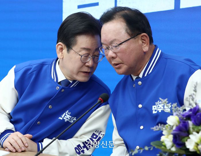 이재명 더불어민주당 대표(왼쪽)가 12일 여의도 당사에서 열린 선대위 출범식에서 김부겸 전 국무총리와 대화하고 있다. 박민규 선임기자