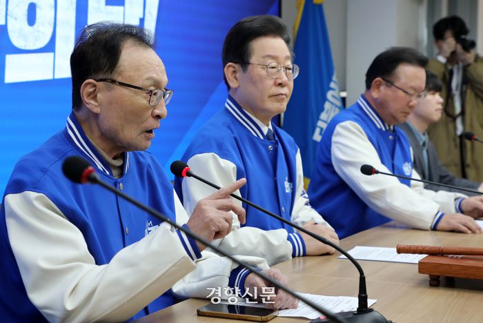 이해찬 더불어민주당 공동 상임선대위원장(왼쪽)이 13일 여의도 당사에서 열린 선대위 회의에서 발언하고 있다. 박민규 선임기자