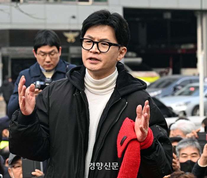한동훈 국민의힘 비상대책위원장이 12일 서울 영등포구 타임스퀘어에서 시민들에게 지지를 호소하고 있다. 문재원 기자