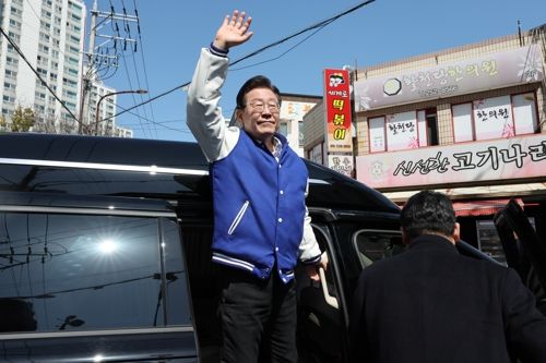 15일 오후 울산 동구 동울산종합시장을 찾은 이재명 더불어민주당 대표가 차에 타며 손을 흔들고 있다. 연합뉴스