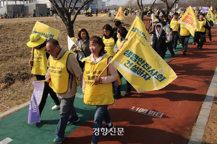 세월호 유가족과 시민들이 경기 안산시 4.16생명안전공원부지에서 단원고를 향해 걸어가고 있다.