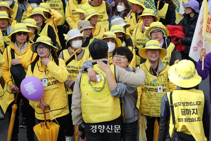 서울 중구 세월호 기억공간에 도착한 세월호 유가족이 시민과 포옹하고 있다.