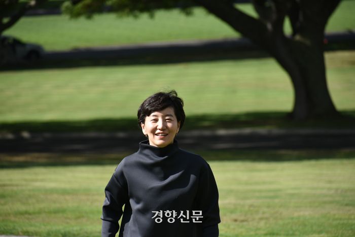 뼈를 감식하고 유해를 송환하는 작업은 호기심 많은 그를 끊임없이 자극하는 일이다. 본인 제공