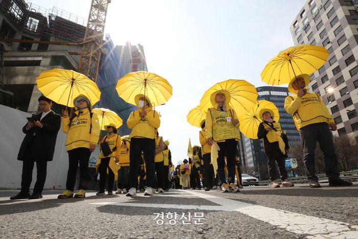 참가자들이 서울시 마포구 마포역에서 서울 중구 세월호 기억공간을 향해 걸어가고 있다.
