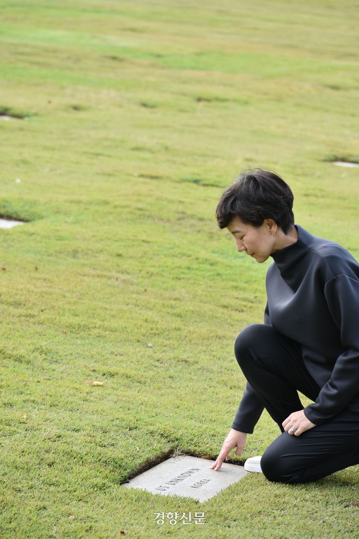 진 박사가 하와이 펀치볼 국립 태평양 기념 묘지에서 한국전 무명용사의 무덤에 애도를 표하고 있다. 본인제공