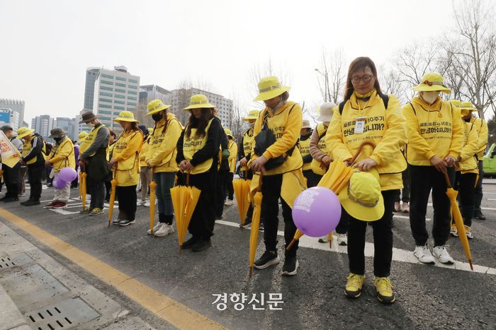 참가자들이 서울 중구 이태원 분향소에 잠시 멈춰 추모하고 있다,
