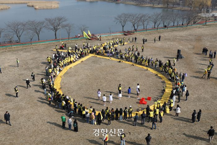 세월호 참사 10주기를 앞두고 전국시민행진을 20일째 진행 중인 지난 15일 세월호 유가족과 시민들이 경기 안산시 4·16생명안전공원부지에서 진실마중 퍼포먼스 및 기자회견을 하고 있다. 한수빈 기자