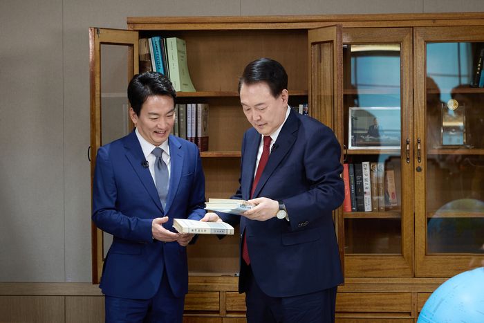 윤석열 대통령이 지난 2월 4일 서울 용산 대통령실에 열린 KBS 신년대담  ‘특별대담 대통령실을 가다’(2월 7일 공개) 녹화를 마치고 박장범 앵커에게 집무실을 소개하고 있다. /대통령실