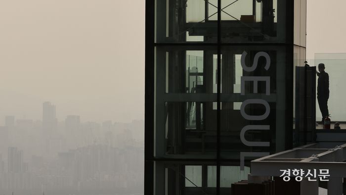 올해 첫 황사가 유입된 17일 서울 남산에서 바라본 도심이 뿌옇다. 조태형 기자