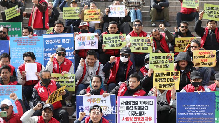 세계 인종차별 철폐의 날을 나흘 앞둔 3월17일 서울역 광장에서 이주인권단체들이 인종차별 철폐의 날 기념대회를 열고 있다. 정효진 기자