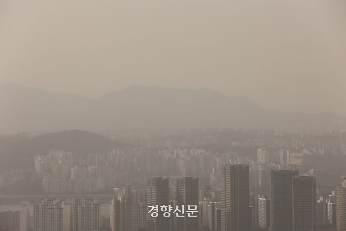 올해 첫 황사가 유입된 17일 서울 시내가 뿌옇다. 기상청은 몽골 동쪽에서 발원한 황사가 북서풍을 타고 들어와 서해5도와 서울 등지를 지나 남동쪽으로 이동하며 점차 전국 대부분 지역에 영향을 주겠다고 예보했다. 2024.03.17. 조태형 기자