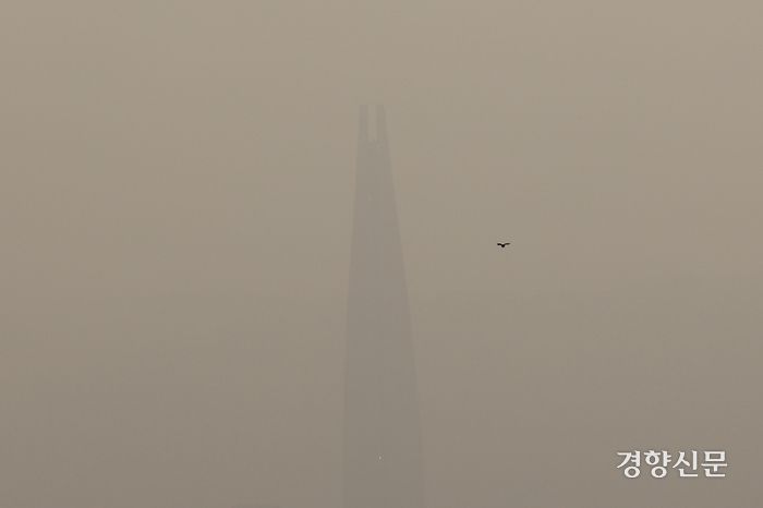 올해 첫 황사가 유입된 17일 서울 남산에서 바라본 잠실 롯데타워가 형체만 희미하게 보인다.  조태형 기자