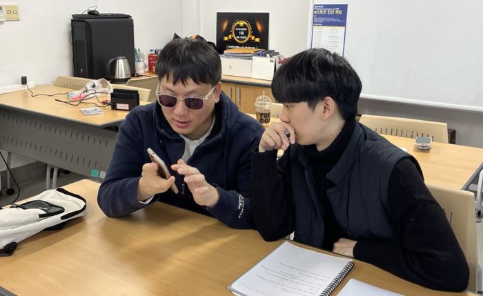 시각장애인 게임 접근성 개선방안 연구 참여자들이 게임을 플레이하고 있다.  한국콘텐츠진흥원 제공