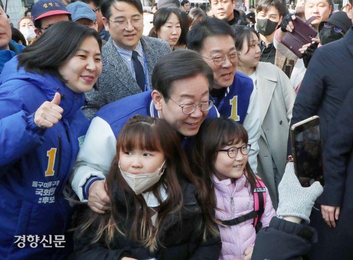 인천서 지원사격 이재명 더불어민주당 대표가 20일 인천 미추홀구 신기시장에서 후보들의 지지를 호소하던 중 어린이들과 기념사진을 찍고 있다. 문재원 기자 mjw@kyunghyang.com