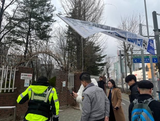 지난 19일 연수구에 설치된 민주당 정당 현수막이 훼손돼 경찰 등이 조사하고 있다.|박찬대 국회의원실 제공