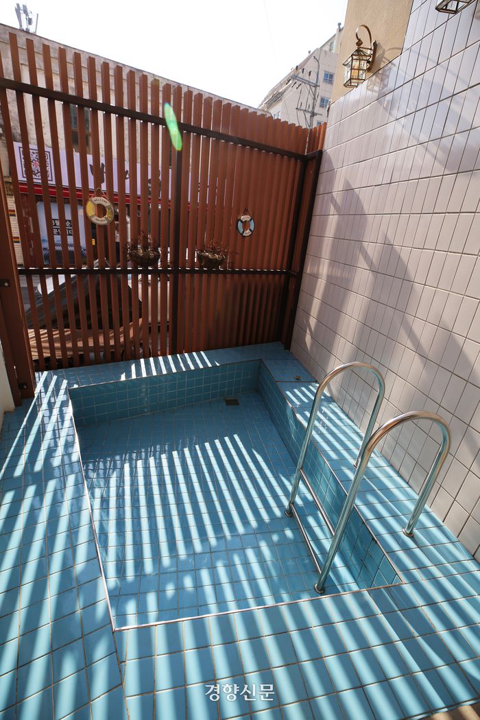 전주 다가여행자도서관 야외 독서 공간 ‘책풍덩’. 이윤정 기자