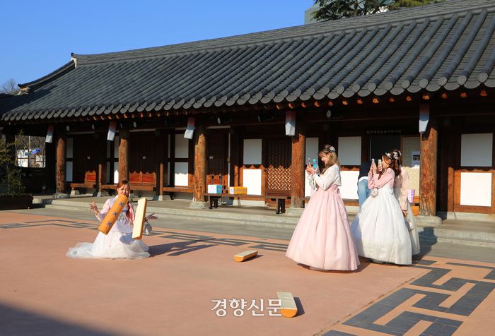 전주 한옥마을에서 한복을 입은 외국인 관광객이 사진을 찍고 있다. 이윤정 기자