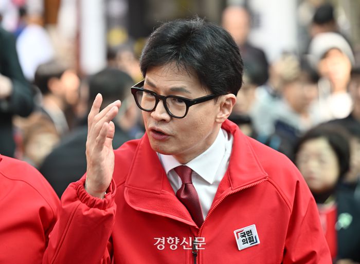 한동훈 국민의힘 비상대책위원장 겸 총괄선대위원장이 선거기간(공식 선거운동) 개시를 하루 앞둔 27일 인천시 미추홀구 인하 문화의거리에서 심재돈(동·미추홀갑)·윤상현(동·미추홀을) 후보의 지지를 호소하며 발언하고 있다. 성동훈 기자
