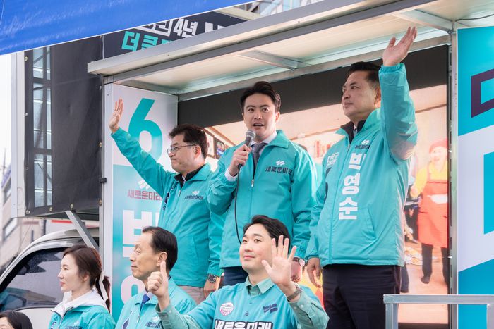 오영환 새로운미래 총괄선거대책위원장이 28일 대전 대덕구 박영순 후보 선거사무소 앞에서 열린 중앙선대위 출범식에서 발언하고 있다. 새로운미래 제공