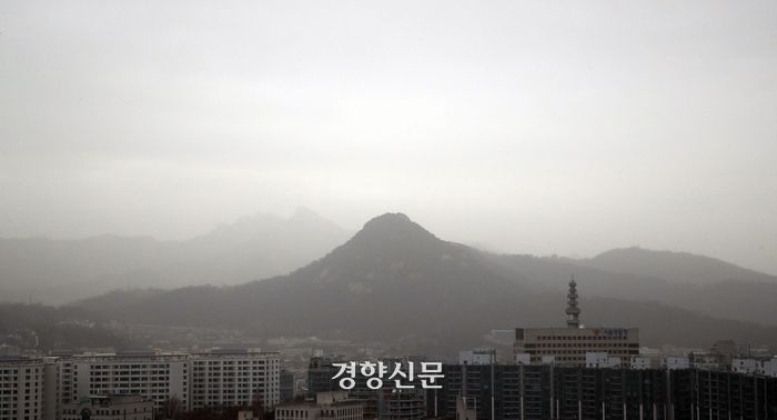 서울을 비롯한 수도권에 황사위기경보가 발령된 29일 서울 중구의 한 건물에서 바라본 북한산 일대가 뿌옇다. 2024.03.29 /서성일 선임기자