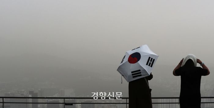 내몽골고원으로부터 황사가 유입되며 전국 대부분 지역이 미세먼지 농도 나쁨 수준을 보인 29일 시민이 서울 용산구 남산타워에서 황사비를 피해 우산을 쓰고 있다. 2024.03.29 한수빈 기자